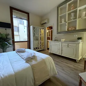 Apartment Charming Next To The Duomo, Florence
